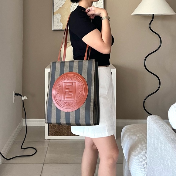 🍓FENDI Pecan Tote - Picture 15 of 15